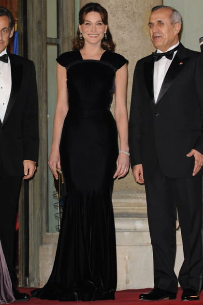 Carla Bruni en robe longue noire