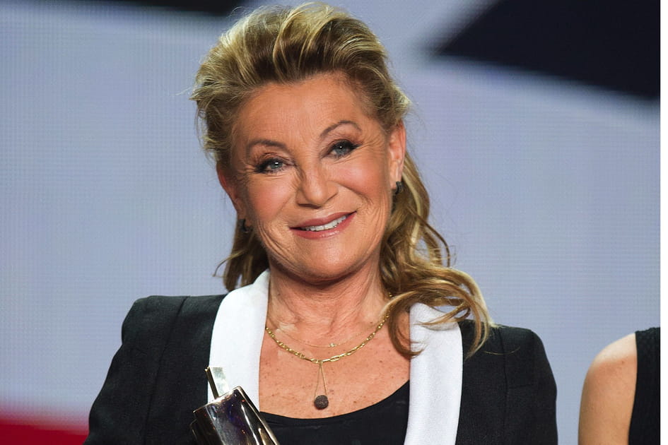 Sheila, radieuse avec son blush rose