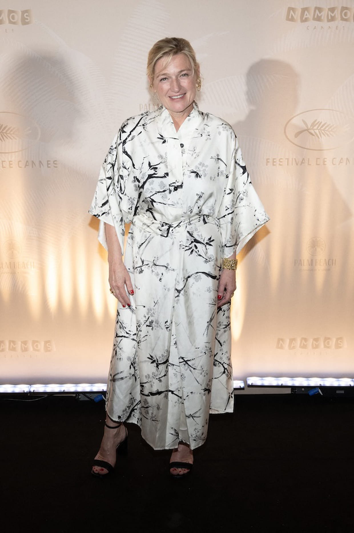 Anne Elisabeth Lemoine En Robe Kimono Noir Et Blanc Anne Elisabeth Lemoine En Robe Kimono Noir Et Blanc