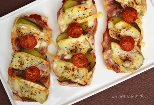 Paninis bruschettas à la pancetta grillée, cornichons et reblochon