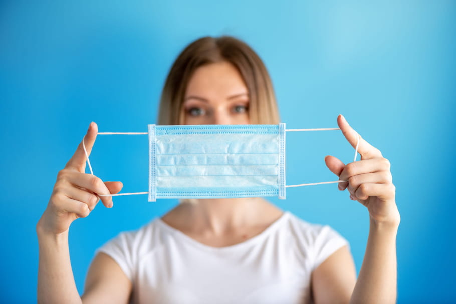 Comment mettre un masque chirurgical ou tissu : côté bleu, blanc, sens