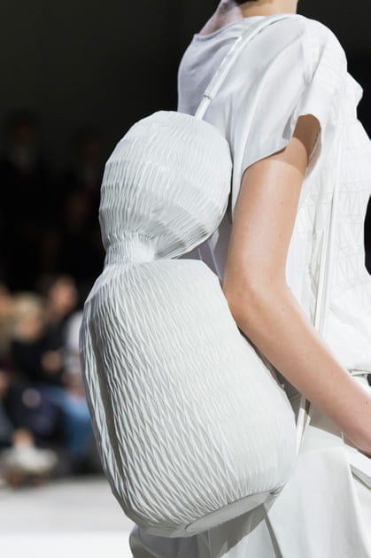 Le sac difforme du d&eacute;fil&eacute; Issey Miyake
