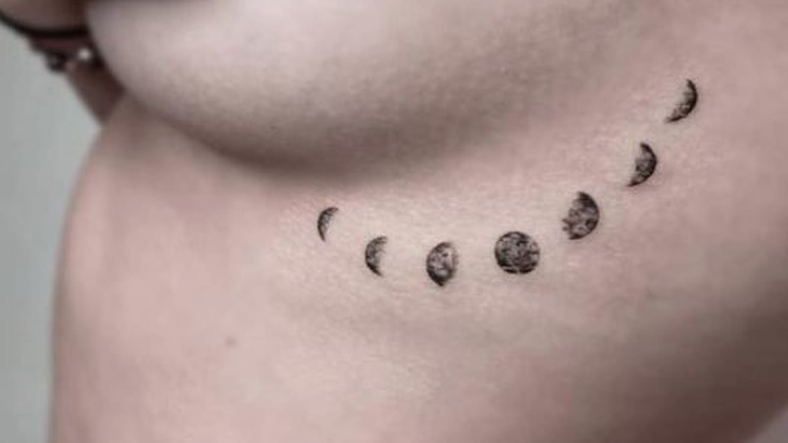 Phases de la lune sur le côté du sein