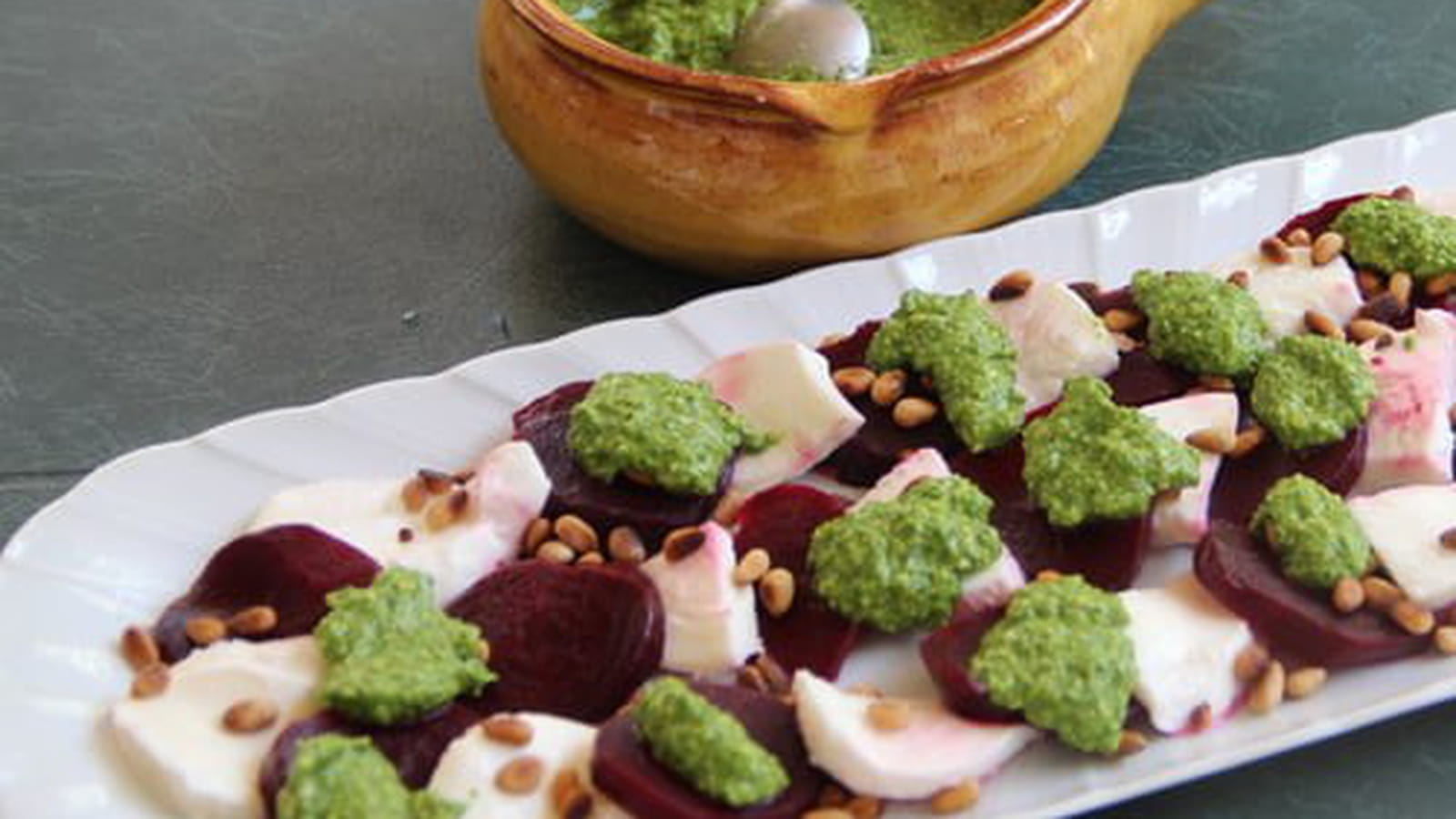 Carpaccio de betterave et mozzarella, sauce pesto de fanes de radis