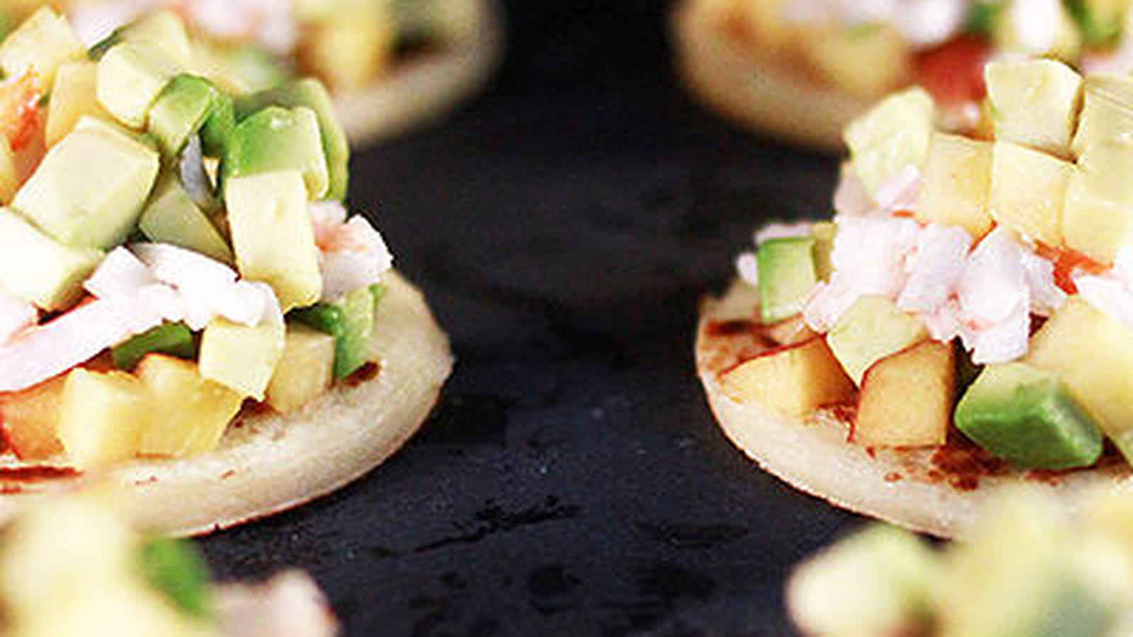 Tartare d'avocat au crabe et à la pêche jaune