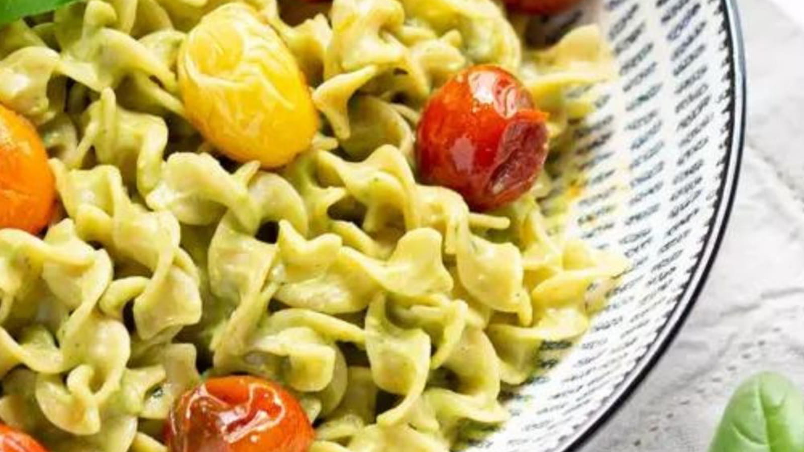 Nouilles de Savoie au pesto d’avocat & trio de tomates cerises