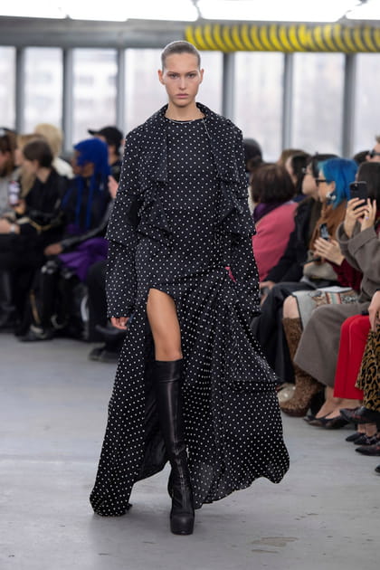 Robe à pois fendue aperçue sur le défilé Sacai