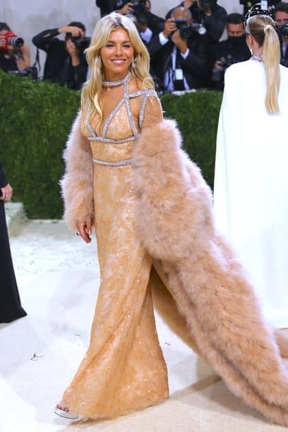 Sienna Miller en robe scintillante