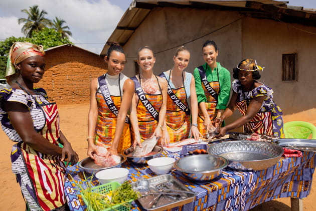 Miss France 2025&nbsp;: les candidates prennent un cours de cuisine en C&ocirc;te d'Ivoire