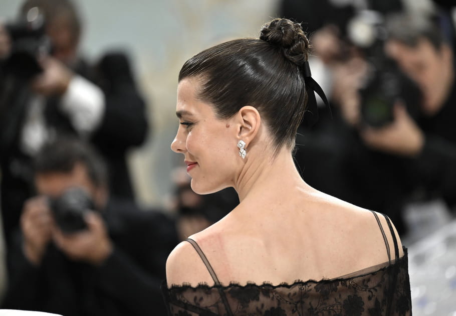 Le chignon torsad&eacute; de Charlotte Casiraghi