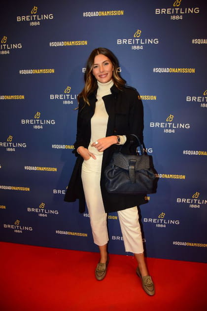 Camille Cerf en jean blanc et manteau noir