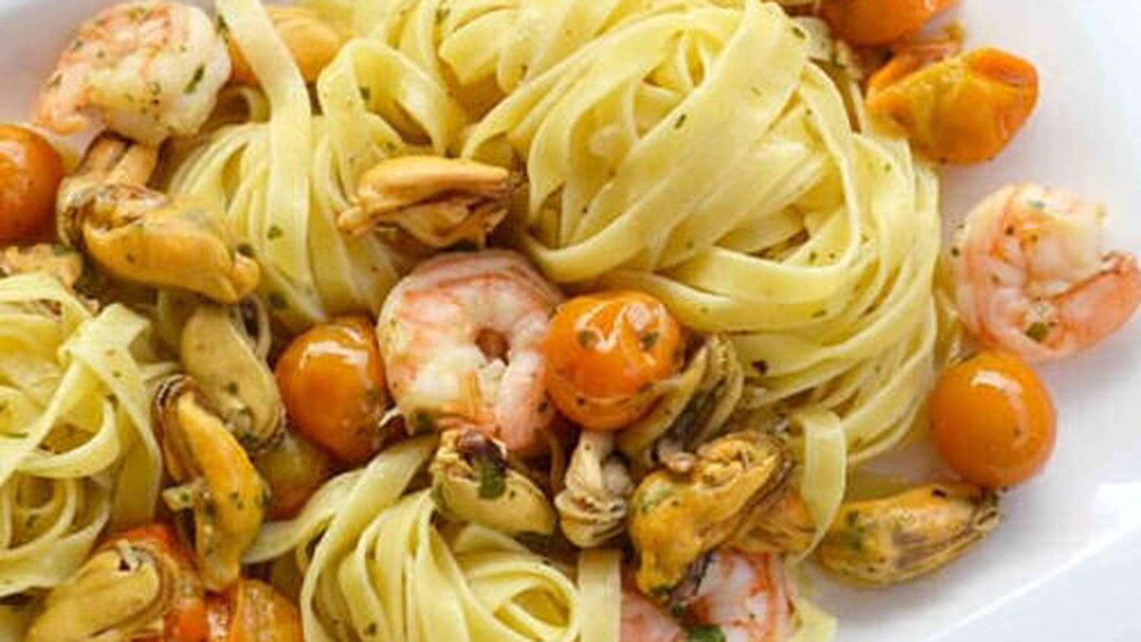 Tagliatelle aux moules, crevettes et tomates cerise poêlées à l'ail