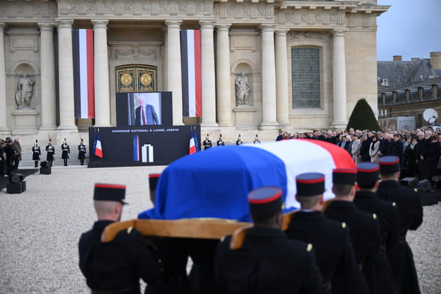 L'adieu &agrave; Lionel Jospin aux Invalides&nbsp;: DSK, Chiara Mastroianni, sa fille... Ses proches et les personnalit&eacute;s lui rendent hommage - PHOTOS