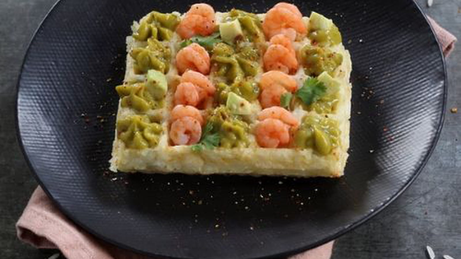 Gaufres de riz à la crème d'avocat et petites crevettes