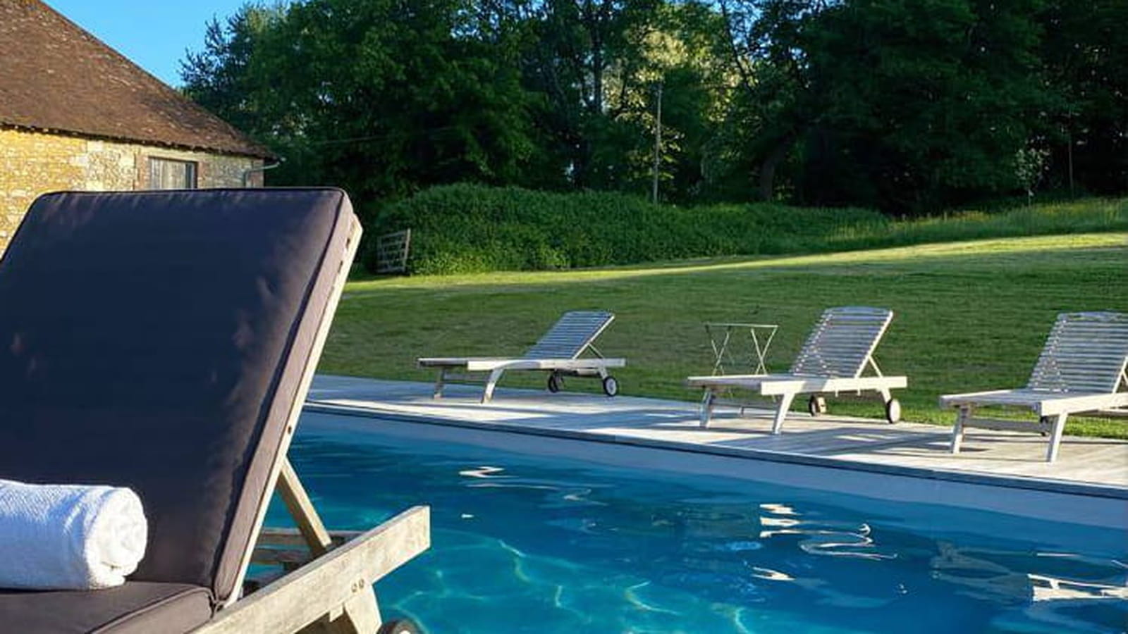 Piscine et le mobilier de jardin