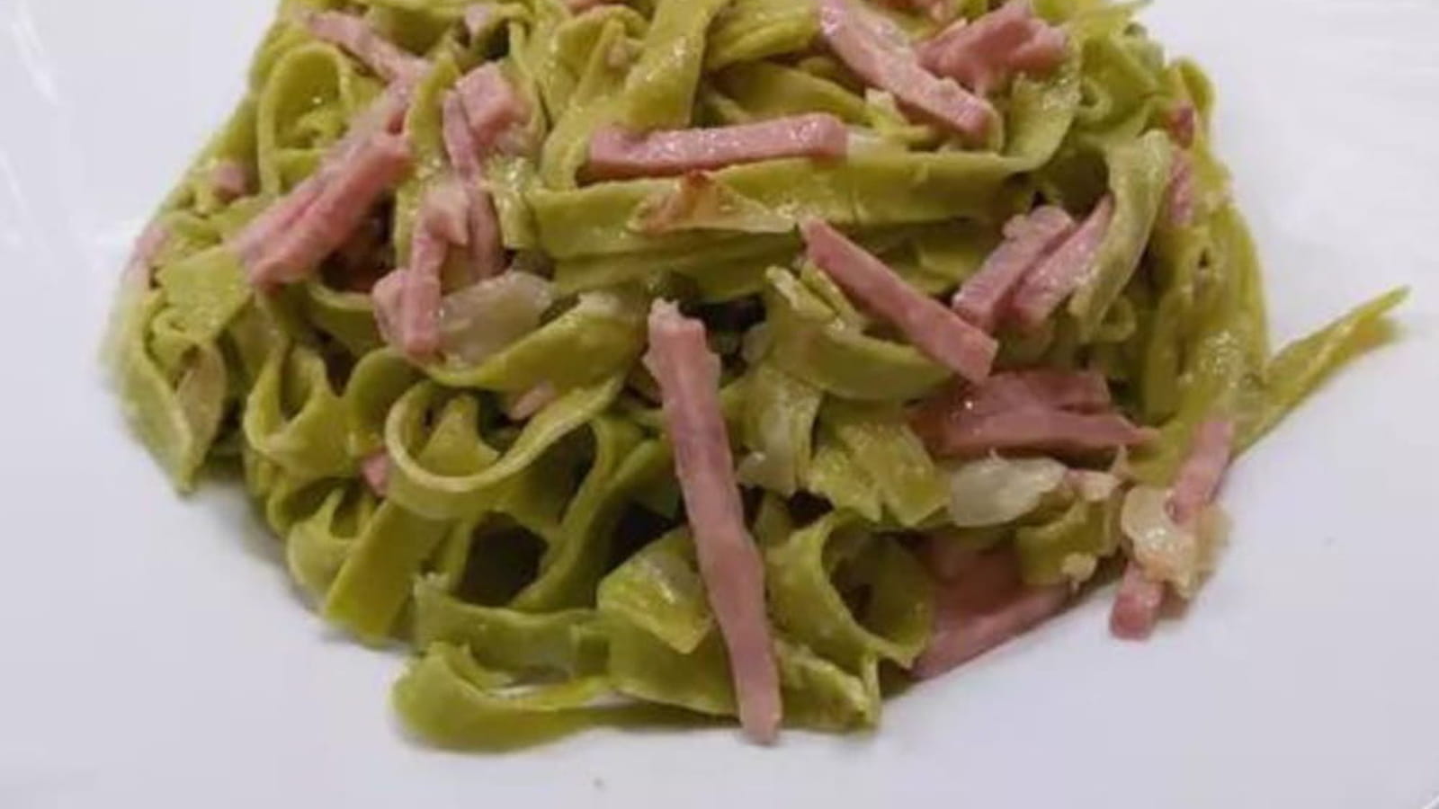 Tagliatelles au jambon en sauce crémeuse