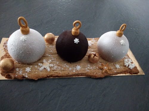 Bûche boule de Noël à la poire, chocolat et praliné
