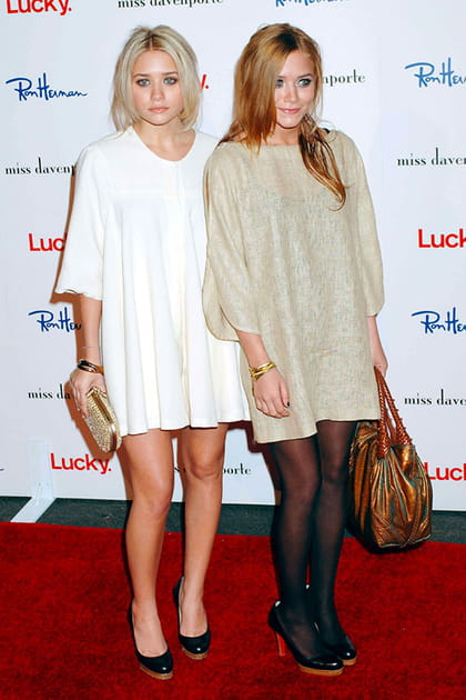 Ashley Olsen en robe courte blanche, Mary-Kate Olsen en robe fluide crème