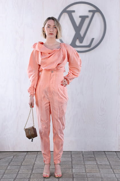 Saoirse Ronan en blouse et pantalon rose saumon