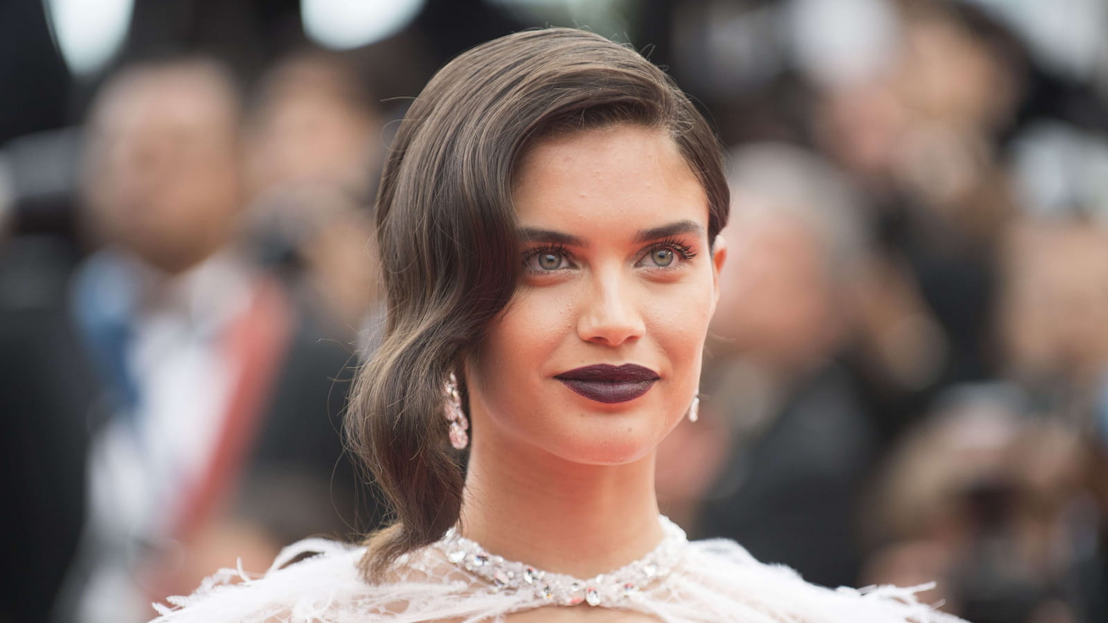 La queue-de-cheval avec mèche ondulée de Sara Sampaio