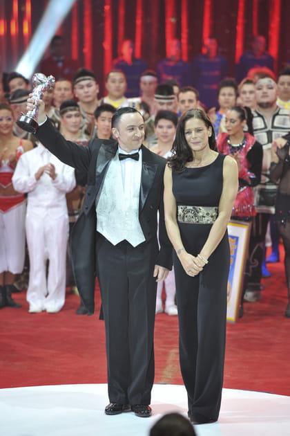 St&eacute;phanie de Monaco en combinaison noire ceintur&eacute;e