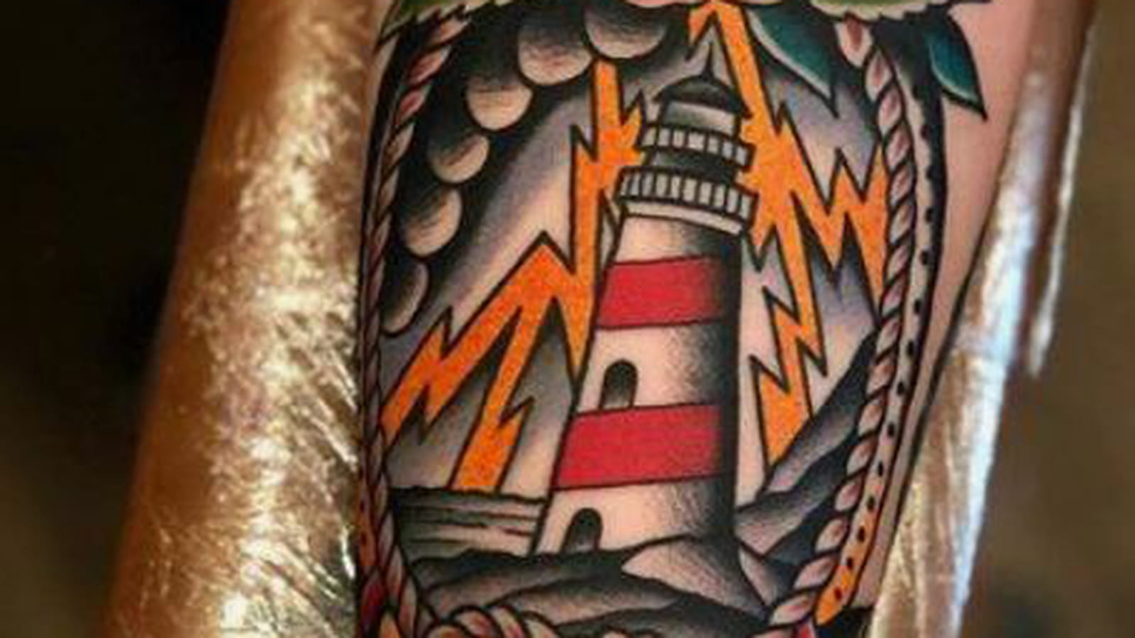 Phare old school sur l'avant-bras