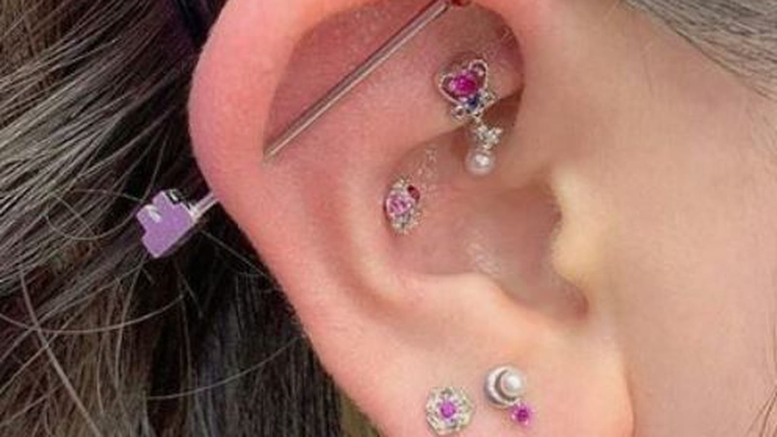 Les piercings girly sur l'oreille