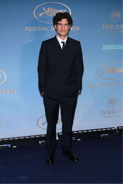 Louis Garrel en costume noir et cravate