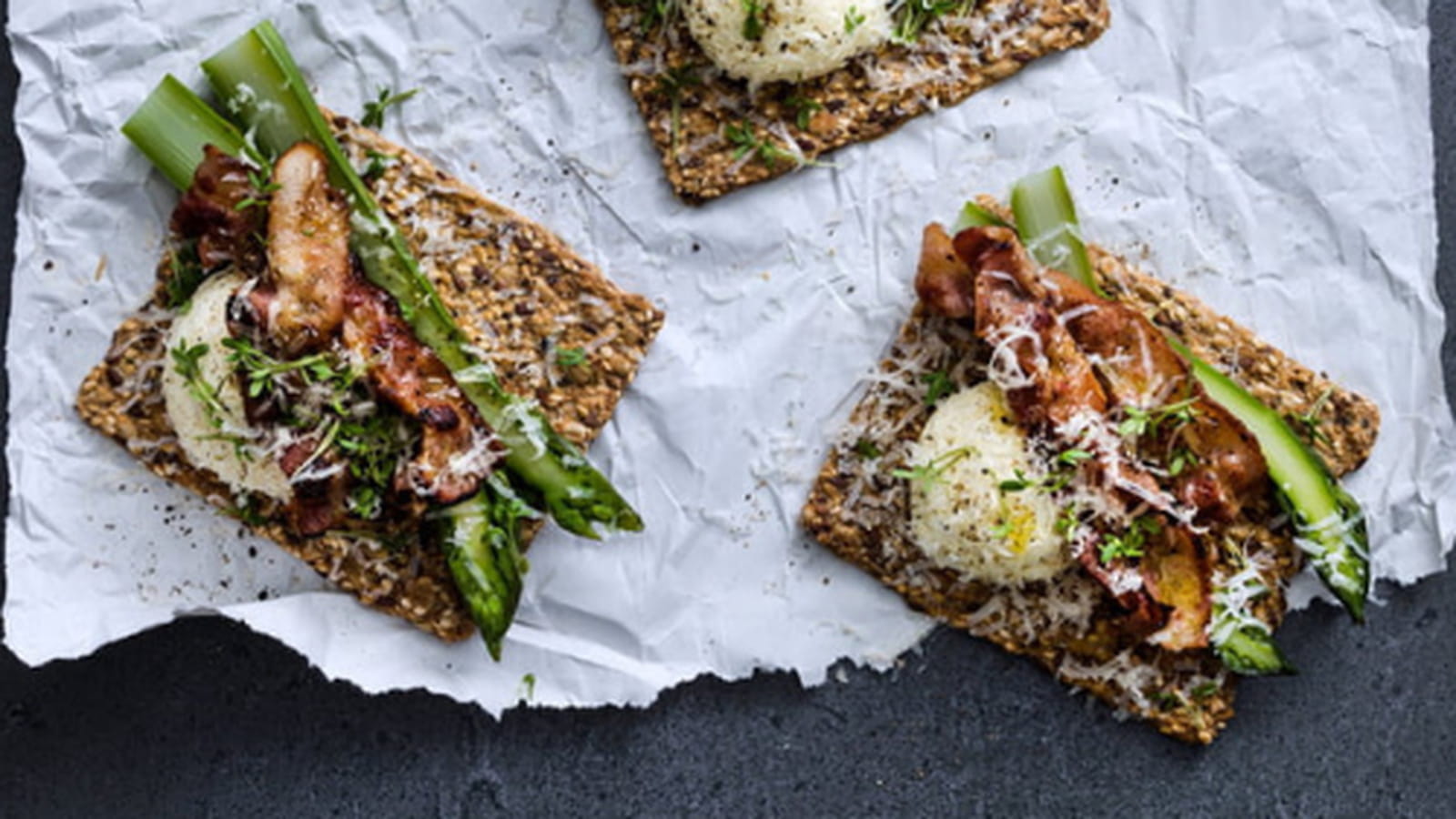 Tartines à l'asperge, bacon et œuf mollet