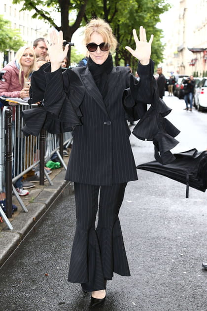 Céline Dion en blazer long noir et pantalon plissé assorti
