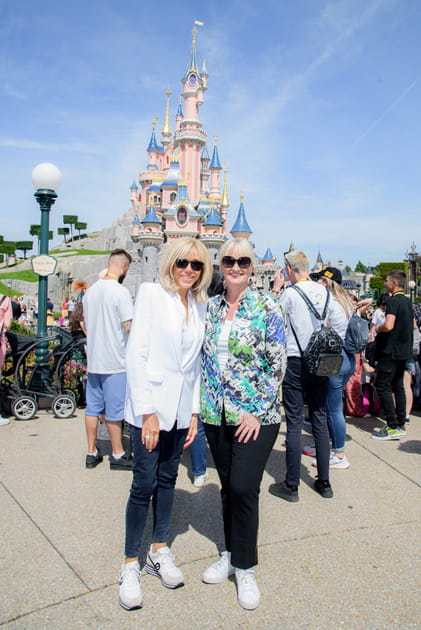 Brigitte Macron et Natacha Rafalski &agrave; Disneyland Paris, le 18&nbsp;mai