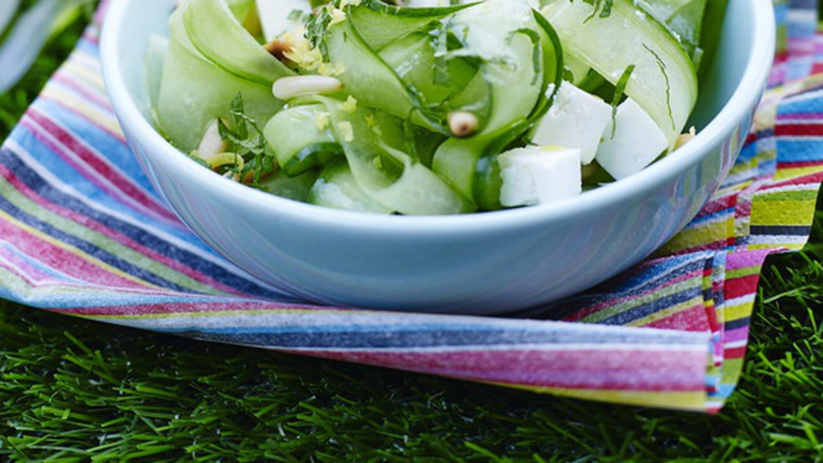 Tagliatelles de concombre à la menthe et à la féta