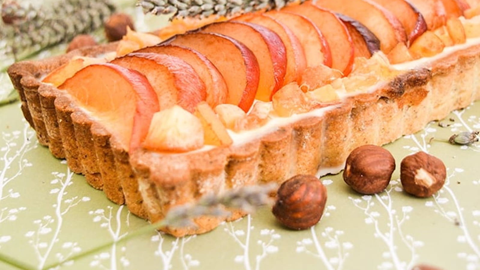 Tarte panna cotta nectarine, lavandes et noisettes