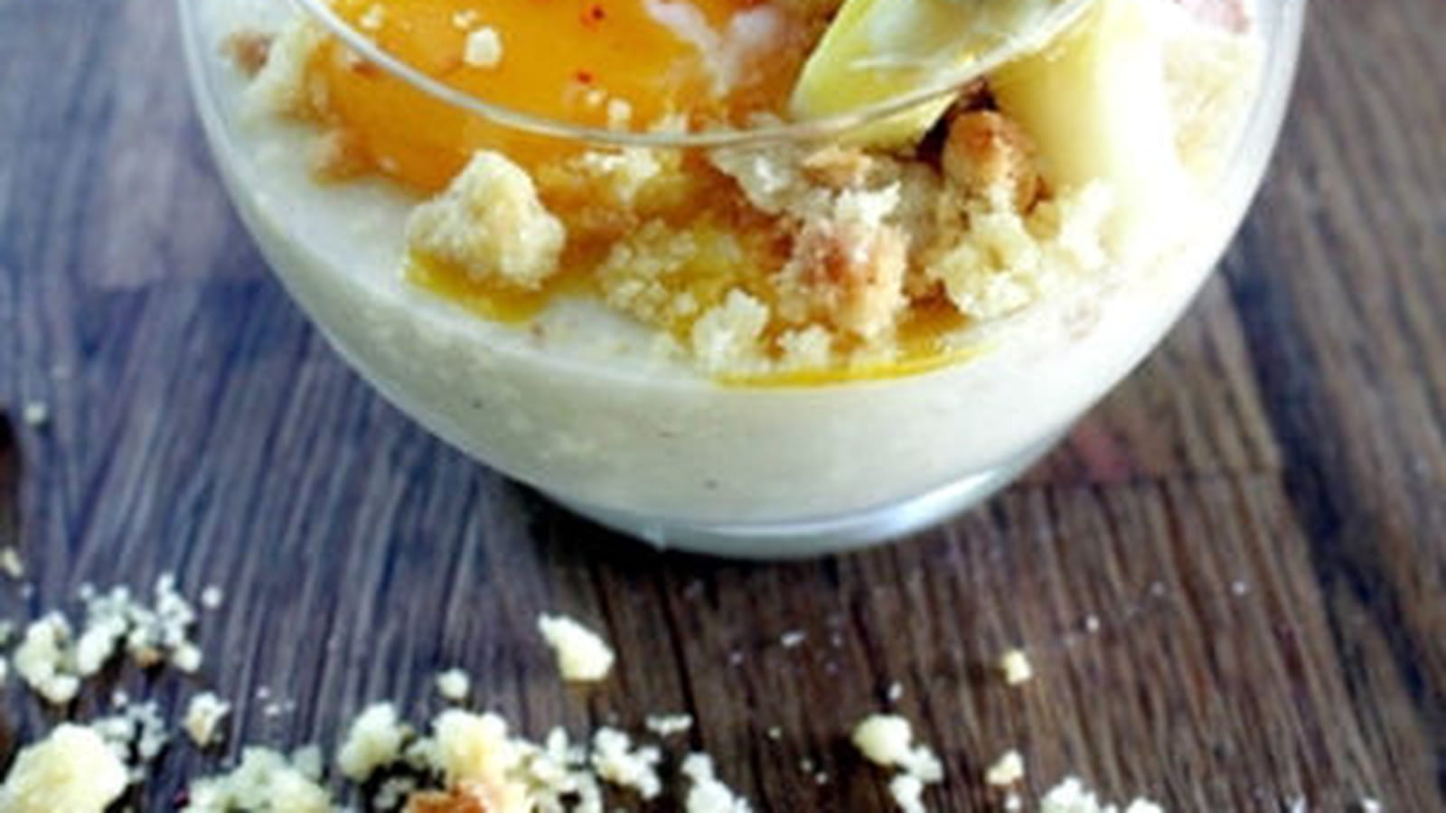 Panna cotta d'asperges, crumble au parmesan et œuf mollet