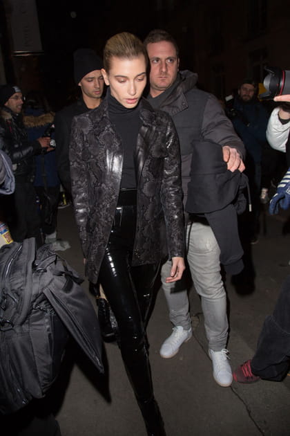 Hailey Baldwin&nbsp;au d&eacute;fil&eacute; Off-White automne-hiver 2018-2019