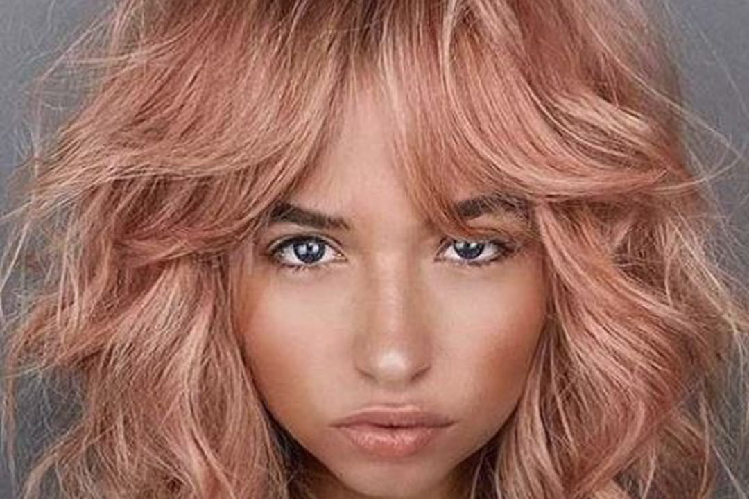 Mi-long bouclé rose gold et frange rideau
