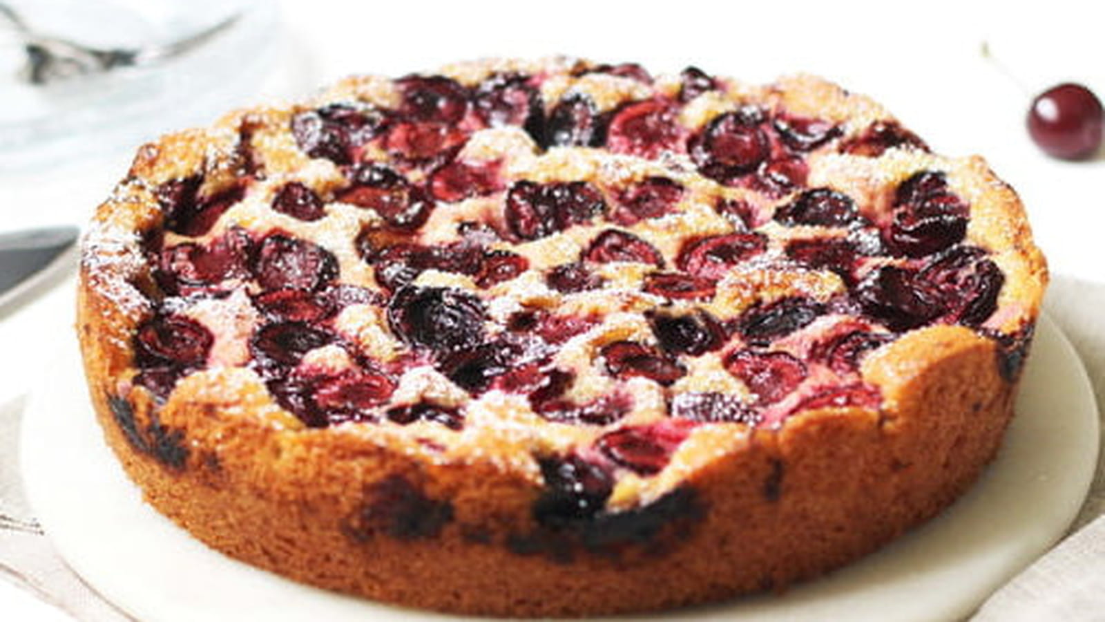 Gâteau aux cerises et à la rhubarbe