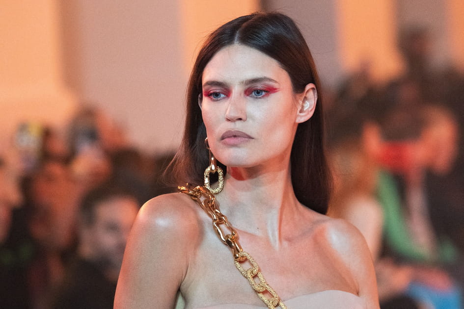 Les paupi&egrave;res rouges de Bianca Balti