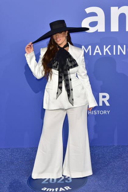 Ashley Graham en ensemble de costume blanc et grand chapeau