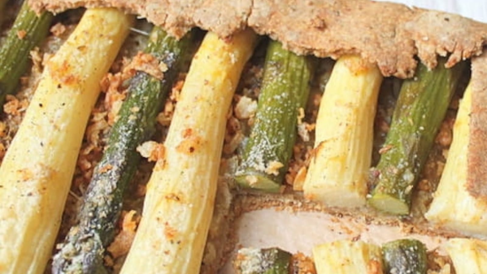 Tarte rustique aux asperges, pâte à l'huile d'olive, oignons caramélisés et parmesan 