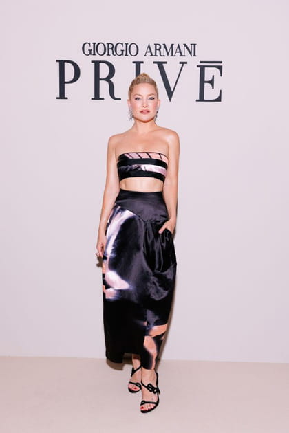 Kate Hudson en ensemble satiné au défilé Giorgio Armani Privé haute couture automne-hiver 2023-2024