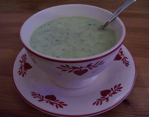 Soupe de courgettes à l’oignon, ail et cerfeuil : la recette facile
