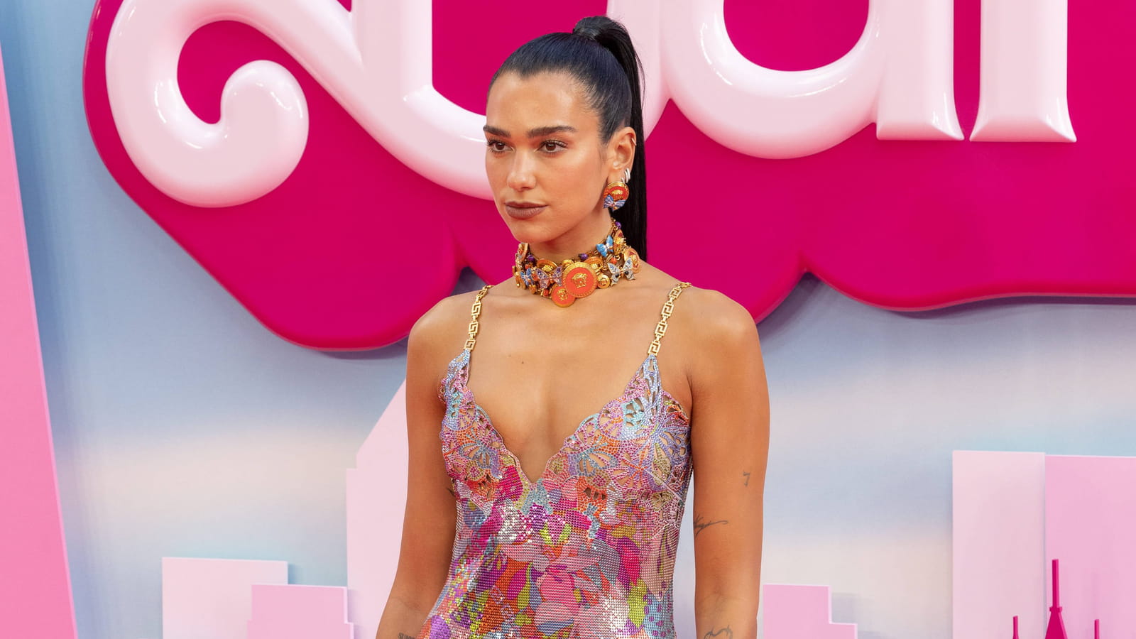 Comment s'habille Dua Lipa, la chanteuse que tous les créateurs s'arrachent ?