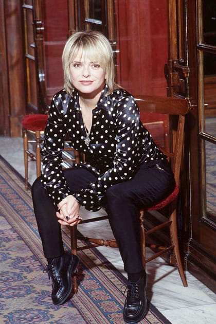 France Gall en chemiser &agrave; pois noir et blanc