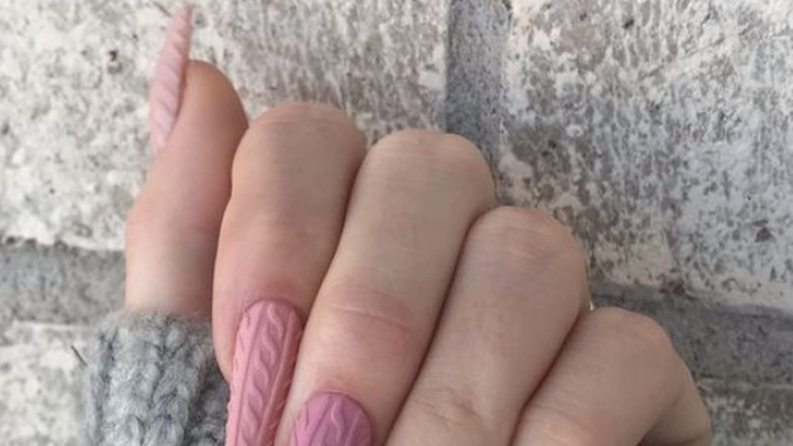 Ongles effet pull rose