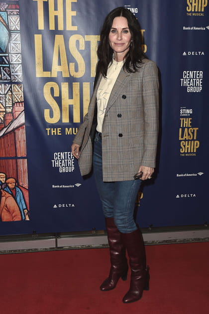 Courteney Cox en jean et manteau gris