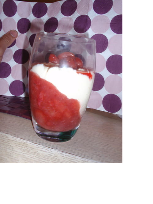 Verrine de mousse au chocolat blanc et aux fraises