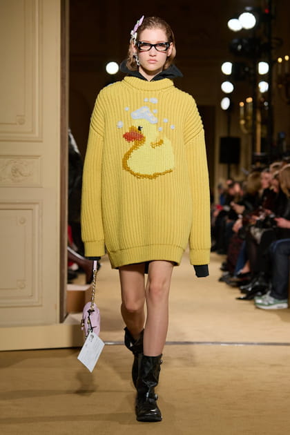 Robe pull en laine et hoodie noir aper&ccedil;us sur le d&eacute;fil&eacute; Coach