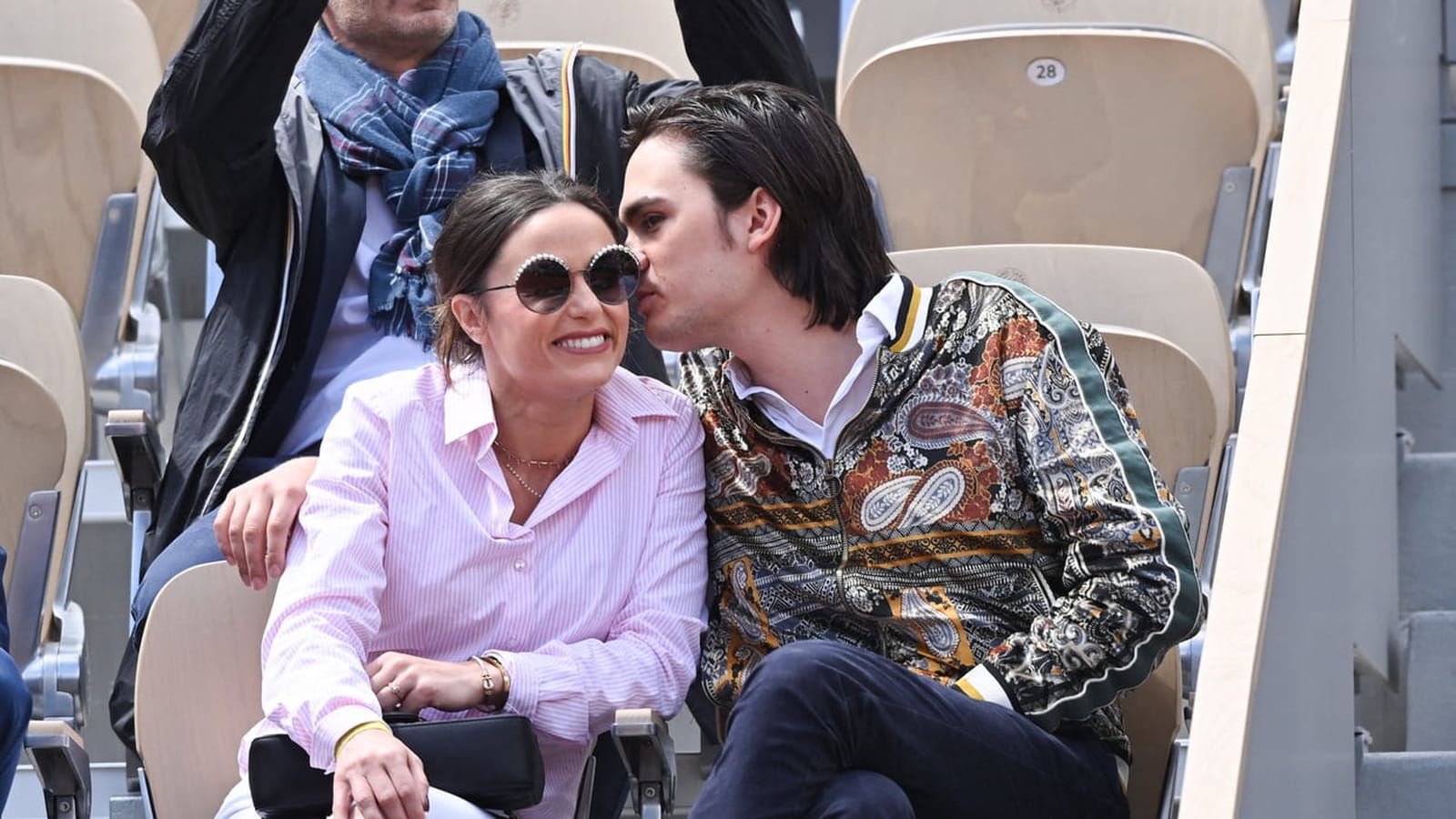 Capucine Anav renifle Alain-Fabien Delon