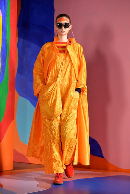 Salopette jaune et long manteau coordonn&eacute; aper&ccedil;us sur le d&eacute;fil&eacute; Daniela Gregis